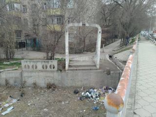 Жильцы дома №251 по Боконбаева продолжают выбрасывать мусор в русло реки Ала-Арча