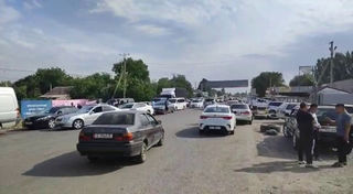 «Едут за бензином». Огромная очередь из машин на границе с Казахстаном. Видео