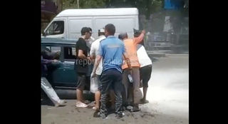 В Бишкеке очевидцы тушат загоревшиеся «Жигули»