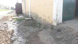 Насколько соответствует нормам стекание грязной воды с автомойки прямо на улицу на Садырбаева-Орто? - читатель <b><i>(фото)</i></b>