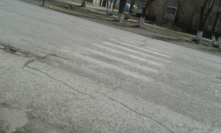 В Нарыне около школы им. Сыдыкова практически стерлась пешеходная зебра, и ни один водитель не останавливается перед ней, - читатель <b><i>(фото)</i></b>