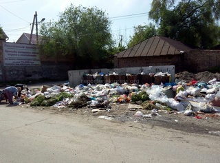 Бишкекчане недовольны нерегулярным вывозом мусора <b><i>(фото)</i></b>