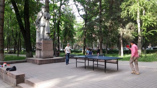 Предприниматели на бульваре Эркиндик ставят теннисные столы уже прямо у памятника, - читатель <b><i>(фото)</i></b>