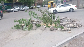 На проезжей части перекрестков Жумабека-Фрунзе и Мессароша-Профсоюзная мусор создает аварийную ситуацию <b><i>(фото)</i></b>
