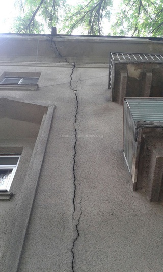 На здании по ул. Киевская видна глубока трещина, не упадет ли бетонный обломок на головы прохожих? - читатель <b><i>(фото)</i></b>