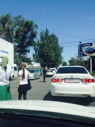 На пересечении улиц Курманжан Датка и Салиева из-за поломки светофора образовалась пробка, - автолюбитель <b><i>(фото)</i></b>