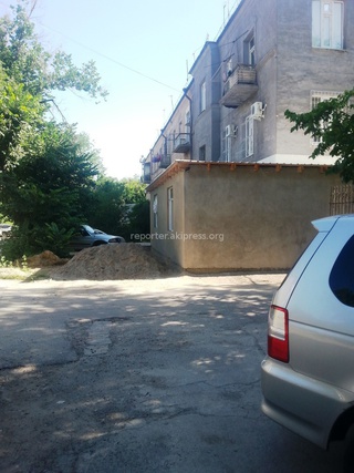 Законна ли пристройка прямо на тротуаре по ул. Фатьянова? - читатель <b><i>(фото)</i></b>