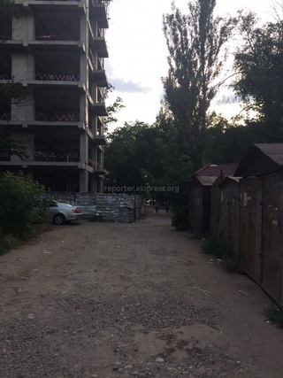 С захватом проезжей части улицы Сыдыкова возвели многоэтажку, теперь дорога значительно сузилась, - читатель <b>(фото)</b>