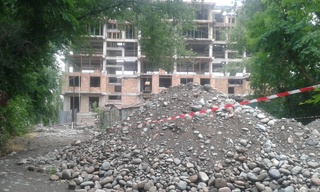 Больше месяца назад строительная компания раскопала двор по ул. Чуйкова и разрушила часть детской площадки, просим принять меры, - житель <b><i>(фото)</i></b>