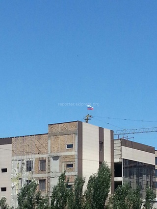 Насколько законно над частным зданием по ул. Исанова висит Российский флаг? - читатель <b><i>(фото)</i></b>