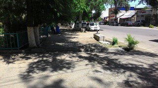По улице Токтогула отсутствует часть тротуара из-за огромного арыка, людям приходится обходить по проезжей части, - читатель <b><i>(фото)</i></b>