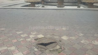 На площади Ала-Тоо уже давно разбит люк, - читатель <b><i>(фото)</i></b>