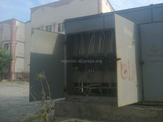 В районе 72-й школы в Джале стоит трансформаторная будка с открытыми дверями, - читатель <b>(фото)</b>