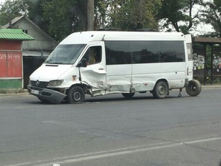 На Дэн Сяопина-Кайназарова произошло ДТП с участием микроавтобуса, - читатель <b><i>(фото)</i></b>