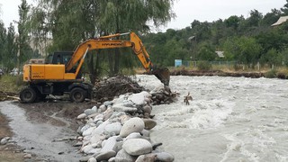 В селе Арашан поднимается уровень воды реки Аламедин, ситуация становится угрожающей, - житель <b><i>(фото)</i></b>