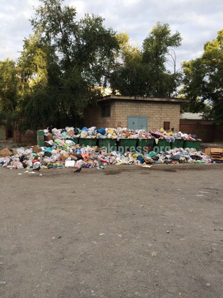 Жители столицы жалуются на накопленный мусор, рядом с Таласской обладминистрацией горели отходы <i>(фото)</i>
