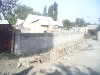 Мэрия Бишкека направила в Аламединский район запрос о законности перекрытия ограждениями границы между жилмассивами Ак-Босого и Нижняя Ала-Арча
