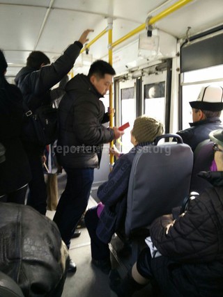 Мэрия Бишкека отвечает, почему от имени мэра в троллейбусе проверяли документы пенсионеров