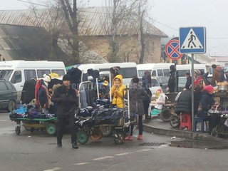 Стихийная торговля рядом с Ошским рынком создает неудобства автомашинам и пешеходам, - читатель <b><i>(фото)</i></b>