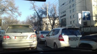 На пересечении улиц Панфилова-Киевская установлены два дорожных знака, противоречащие друг другу, - автолюбитель (фото)