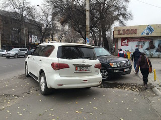 Владельцы джипов припарковали свои авто на тротуаре, - читатель (фото)