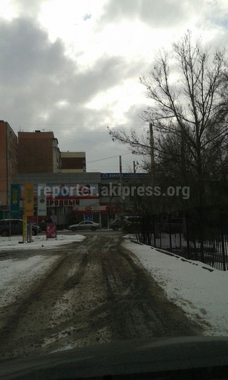 Дороги в районе музыкального училища, расположенного на пересечении улиц Ахунбаева-Тыныстанова, в ужасном состоянии, - горожанин (фото)