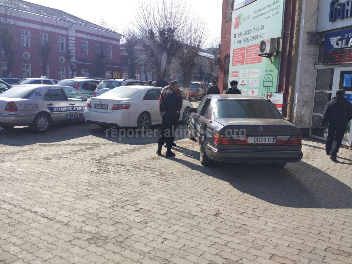 Сотрудники охранного агентства «Гром» в Оше паркуют свои авто на тротуаре  (фото)