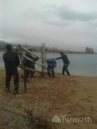 В селе Чок-Тал Иссык-Кульского района убрали самовольно установленные ограждения на пляже (фото)