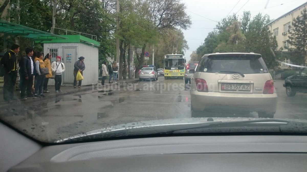 Сотрудники патрульной милиции припарковали свое авто перед остановкой и  запрещающим знаком (фото)