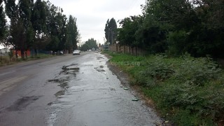 В с.Чон-Арык по ул.Садырбаева вода течет по дорожному полотну (фото)