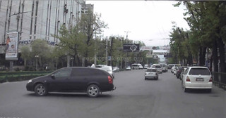 На перекрестке Байтик Баатыра-Чуй две автомашины развернулись через сплошную линию, - водитель <i>(видео)</i>