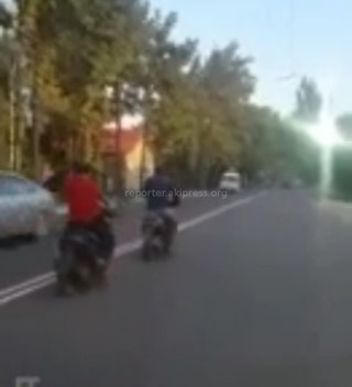 В Бишкеке водитель мопеда взял на буксир другой мопед <i>(видео)</i>