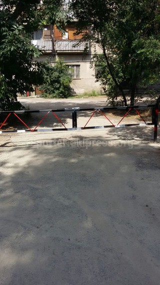 Домкому дома на проспекте Манаса направлено уведомление о демонтаже шлагбаума, - «Бишкекглавархитектура»