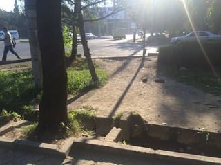 На пересечении улиц Байтик Баатыра и Токомбаева отсутствует тротуар, - читатель <I>(фото)</i>