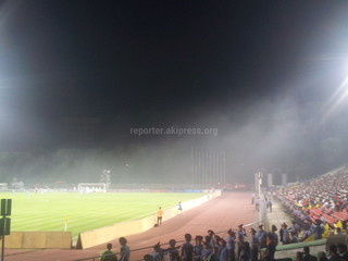 На стадион им.Д.Омурзакова идет дым от близлежащих кафе, что раздражает игроков и болельщиков, - читатель (фото)