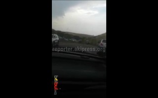 В селе Отуз-Адыр в Оше сошел оползень и перекрыл автодорогу, - очевидец <i>(видео)</i>
