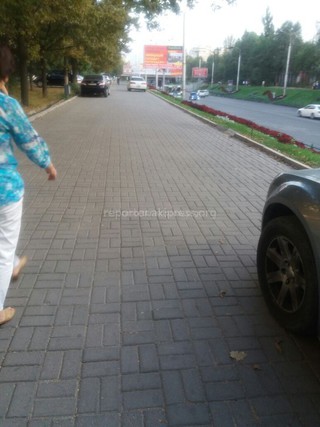 Установка ограждения на тротуаре ул.Абдрахманова невозможна, так как в случае ЧП необходим дополнительный заезд для авто, - мэрия Бишкека