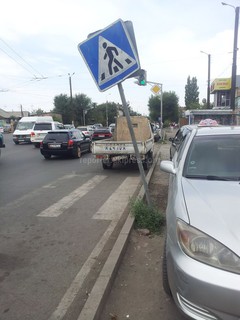 Дорожный знак на перекрестке Асаналиева-Гагарина шатается и может упасть в любой момент, - читатель (фото)