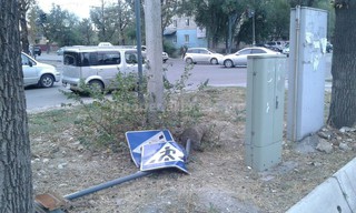 На перекрестке Бакаева-Ахунбаева упал дорожный знак (фото)