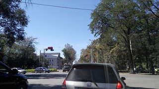 Читатель просит продлить время зеленого сигнала светофора на перекрестке Боконбаева-Молодой Гвардии (видео)