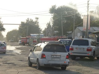 На строительном рынке на пересечении улиц Усенбаева и Куренкеева произошел пожар, - читатель <i>(фото)</i>