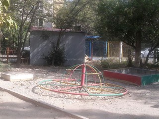 В 7 мкр Бишкека из-за расширения дорог владельцы павильонов передвигаются на придомовую территорию, - читатель (фото)