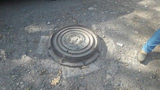 МТУ-17 закрыл люк на улице Гоголя №20 рядом с детсадом - мэрия Бишкека