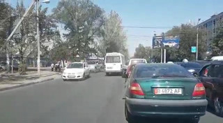 На перекрестке Салиевой-Курманжан датки маршрутка выехала на встречную полосу движения, - читатель <i>(видео) </i>