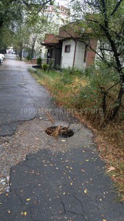 На тротуаре ул.Малдыбаева в Бишкеке открыт канализационный люк (фото)