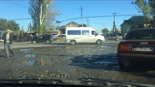 Житель села Новопавловка просит местные органы качественно уложить асфальт на участке перекрестка Фрунзе-Корсаковых (фото, видео)