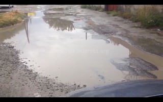 Читатель жалуется на аварийное состояние дороги на ул.Волковой в Бишкеке (видео)