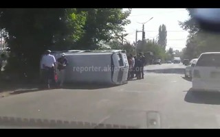 На пересечении улиц Ленина и Жунусова в Оше перевернулся бус, - очевидец <i>(видео)</i>