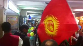 Видео — В аэропорту «Манас» болельщики встретили кыргызстанских самбистов, завоевавших 7 медалей в Румынии