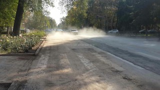 На пересечении улицы Боконбаева и бульвара Эркиндик на дороге много мусора, из-за которого стоит пыль, - читатель (фото)